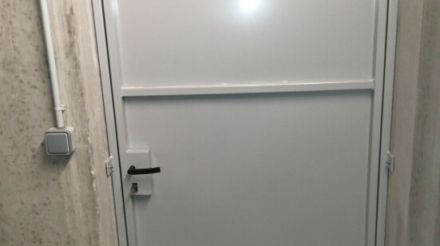 Porte métallique avec grille d'aération