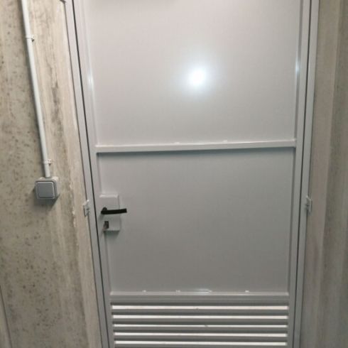 Porte métallique avec grille d'aération