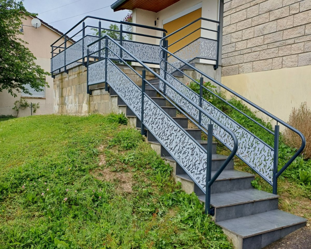 Garde-corps métallique pour la protection d'une montée d'escalier et d'une terrasse