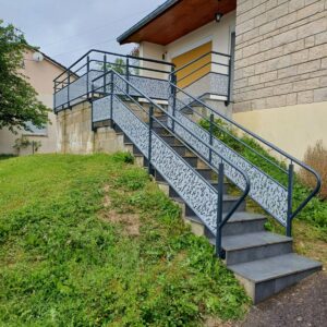 Garde-corps métallique pour la protection d'une montée d'escalier et d'une terrasse