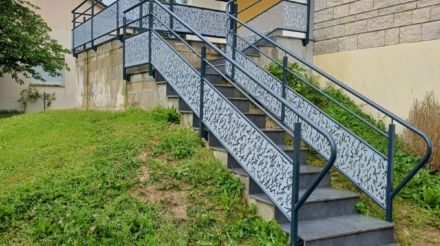 Garde-corps métallique pour la protection d'une montée d'escalier et d'une terrasse