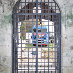 Grille en fer forgé pour protéger l'entrée d'une Eglise