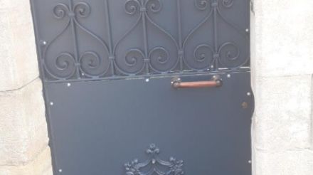 Remise en état d'une porte métallique puis mise en peinture