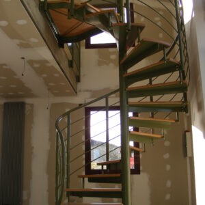 Escalier métallique d'intérieur avec marches en bois