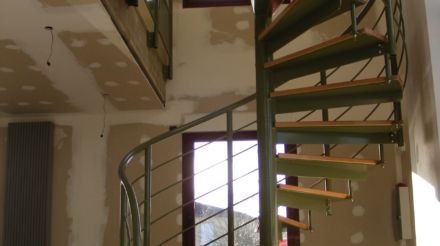 Escalier métallique d'intérieur avec marches en bois