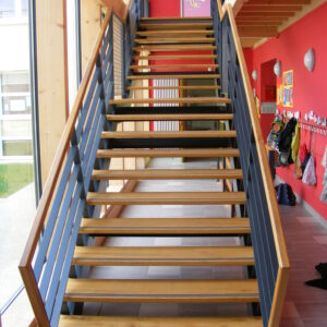 Escalier intérieur avec structure métallique et main courante + marches en bois