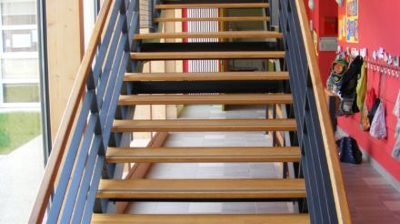 Escalier intérieur avec structure métallique et main courante + marches en bois
