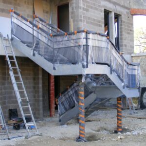 Escalier extérieur métallique avec ses garde-corps