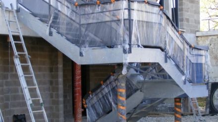 Escalier extérieur métallique avec ses garde-corps