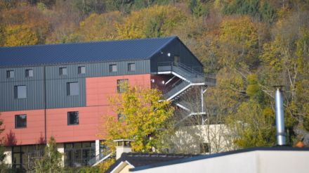 Escalier extérieur de secours pour une école
