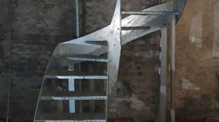 Escalier métallique finition galvanisée, quart tournant