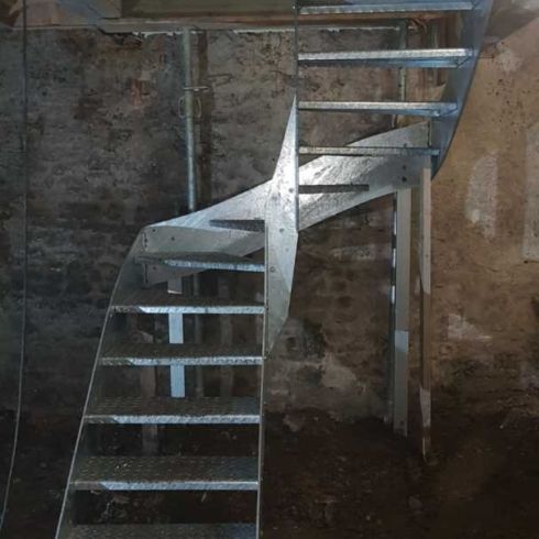 Escalier métallique finition galvanisée, quart tournant